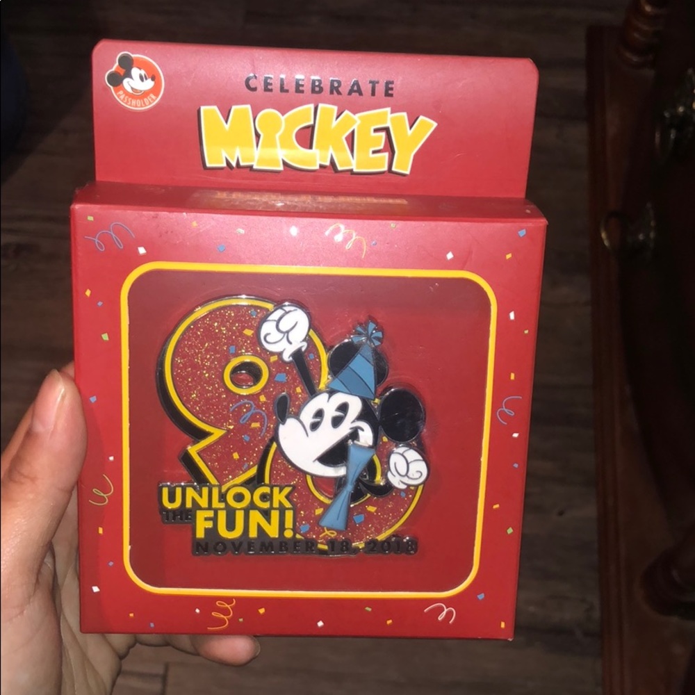 Mickey Mouse 90th limited edition pin
